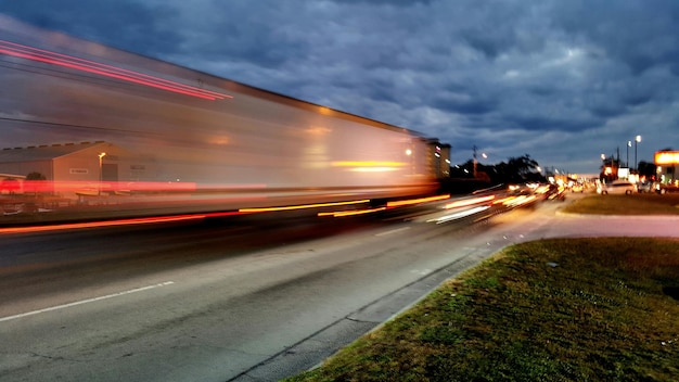 Foto lichtspuren auf der straße nachts