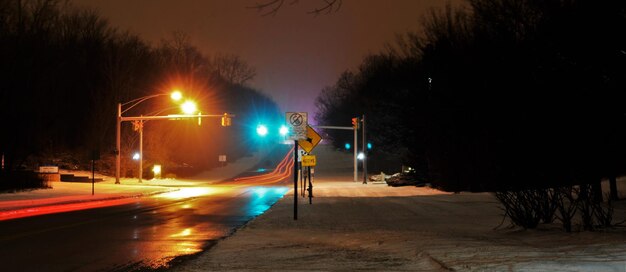 Foto lichtspuren auf der straße nachts