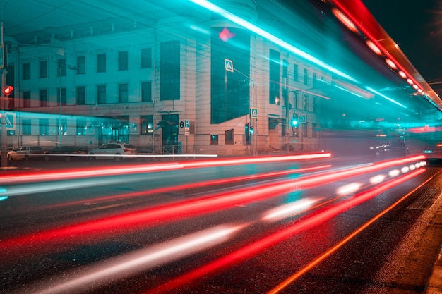Lichtspuren auf der Straße nachts