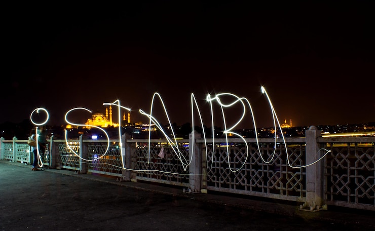 Foto lichtspuren auf einer brücke in der stadt gegen einen klaren himmel in der nacht