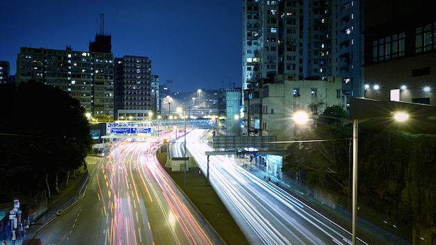 Lichtspuren auf einer Stadtstraße in der Dämmerung