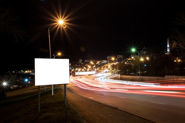 Lichtspuren auf einer Stadtstraße in der Nacht