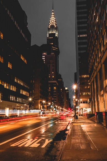 Lichtspuren auf einer Stadtstraße in der Nacht