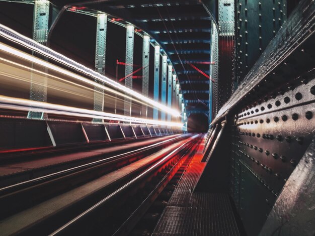 Foto lichtspuren auf eisenbahnschienen in der nacht