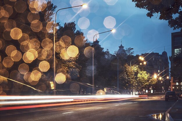 Foto lichtspuren auf straßen in der stadt in der nacht