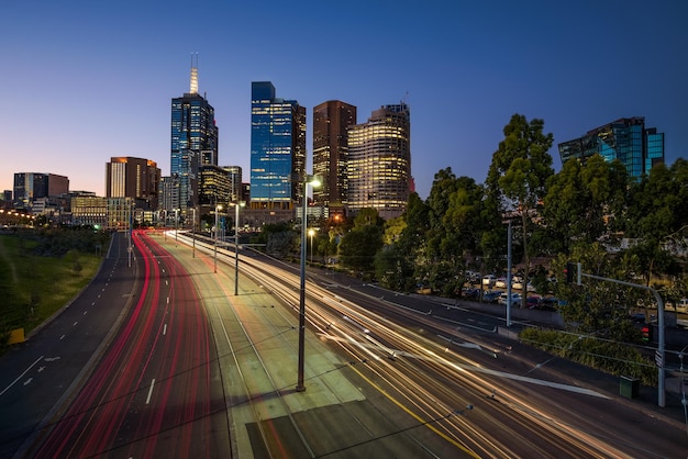 Lichtspuren des Verkehrs mit beleuchteten Wolkenkratzern von Melbourne