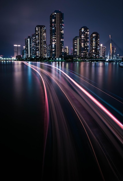 Lichtspuren in der beleuchteten Stadt nachts.