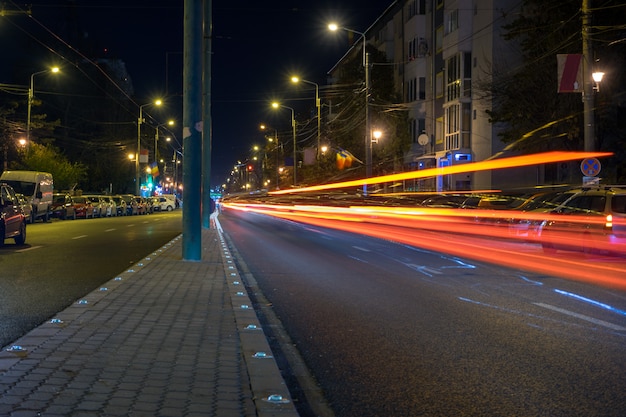 Lichtspuren in der Stadt bei Nacht. Langzeitbelichtung.