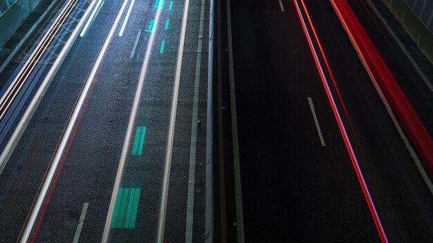 Lichtspuren von oben auf einer Streckenrundfahrt