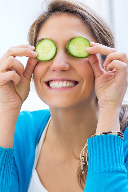 Foto licitar vívida figura sonrisa orgánica