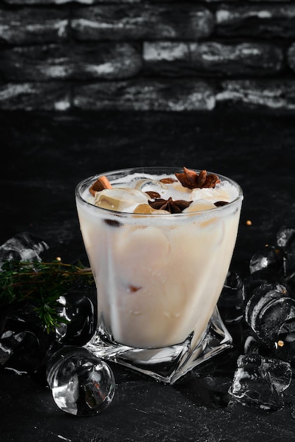 Licor de Crema de Café de brandy y whisky En la barra negra