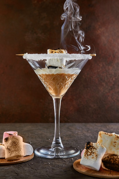 Licor de creme irlandês em copo de martini com marshmallows