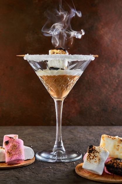 Licor de creme irlandês em uma taça de martini com marshmallows com fumaça