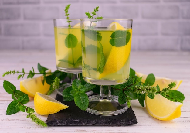 Licor de limón italiano dulce Limoncello con menta.