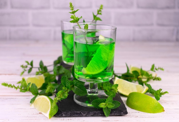 Licor de menta con lima y hojas de menta.