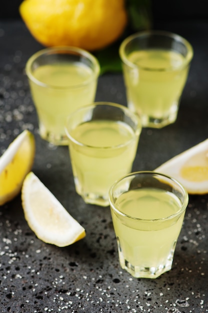 Licor tradicional italiano limoncello con limón