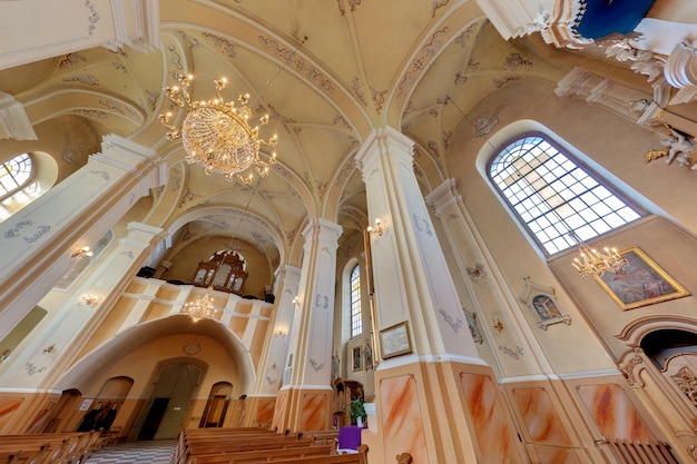 LIDA BIELORRÚSSIA AGOSTO 2020 cúpula interior e olhando para um antigo teto de igreja católica gótica