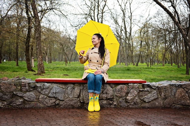 Lidando com o estresse e a ansiedade praticando técnicas de mindfulness e relaxamento mulher idosa feliz