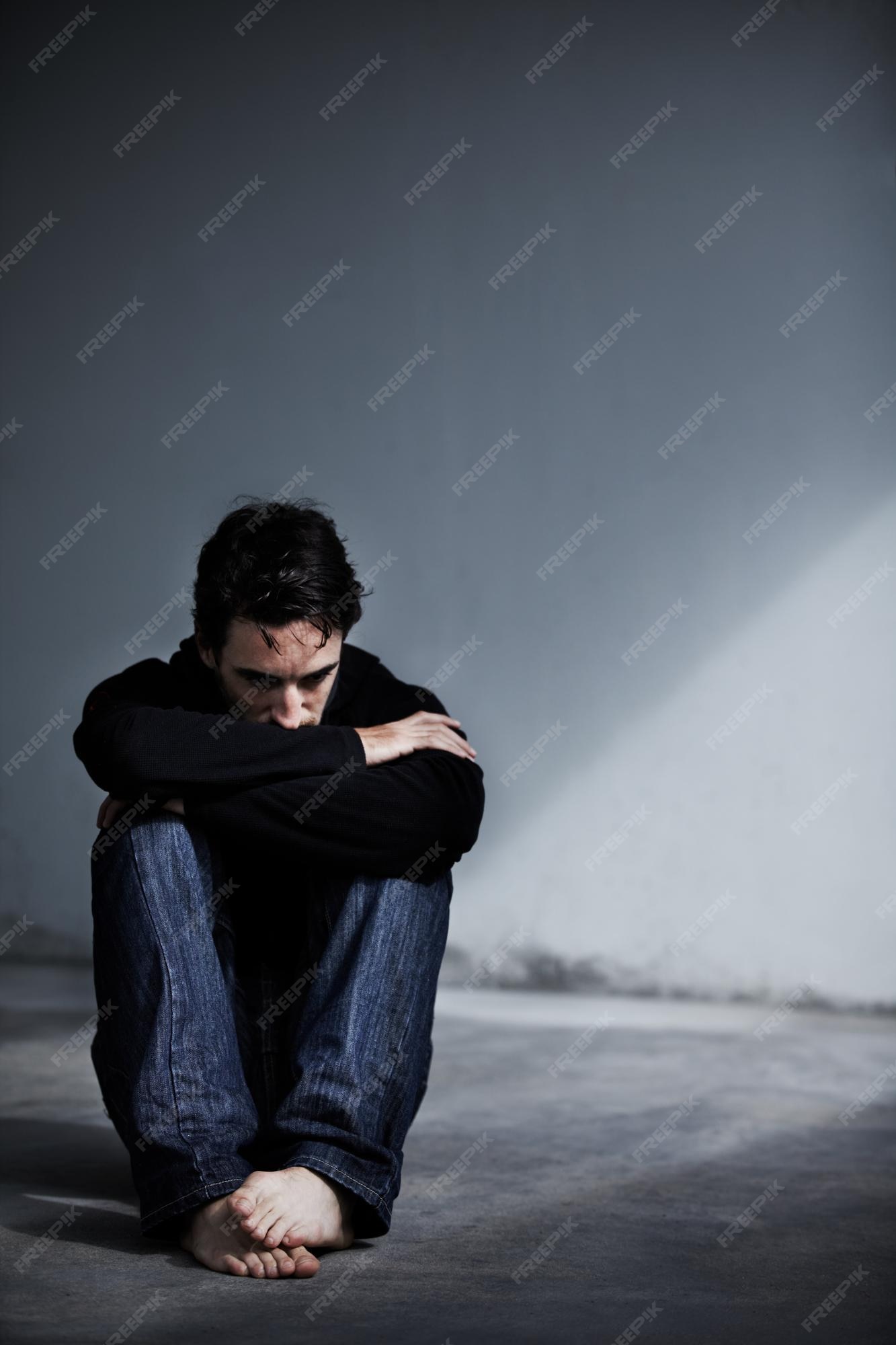 Perfil Lateral Estressado Triste Jovem Chorando Sentado Fora Segurando A  Cabeça Com As Mãos Olhando Para Baixo. Sentimentos De Emoção Humana Fotos,  retratos, imágenes y fotografía de archivo libres de derecho. Image