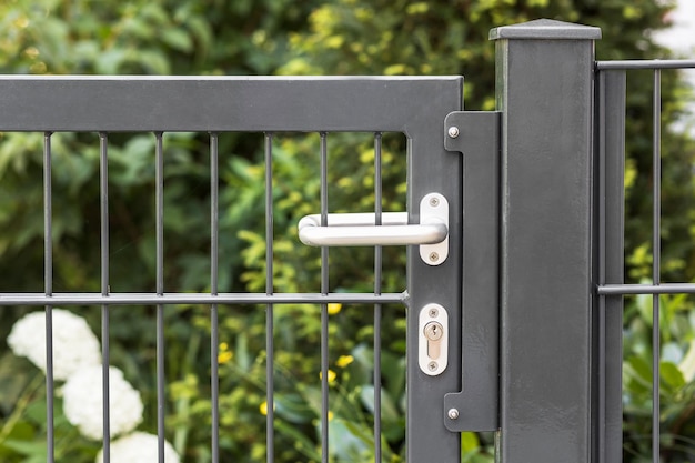 Lidar com a porta da cerca. Fechadura de portão de aço inoxidável para jardim. Fechadura da porta da cerca.