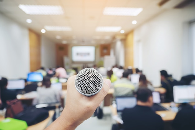 Lidar com microfone em fundos de sala de reunião