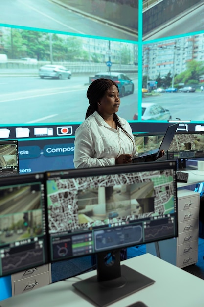 Líder afroamericano revisando los datos de tráfico recopilados de la vigilancia de video