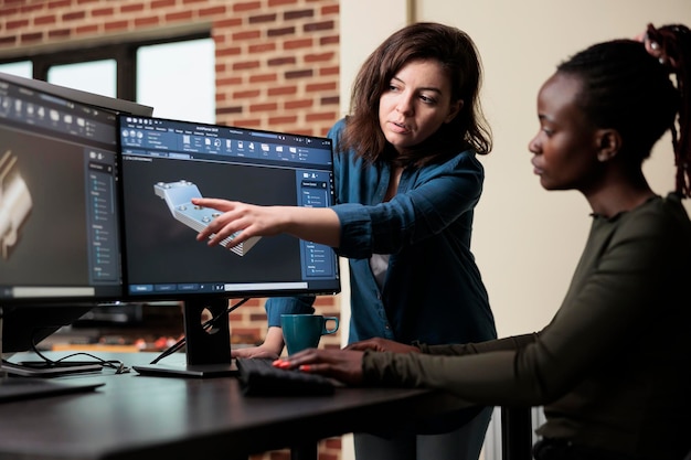 Líder da equipe do departamento de produção indicando falha na geometria da malha e dando solução ao colega de trabalho. artista digital 3d colaborando com colega para resolver dificuldades técnicas.