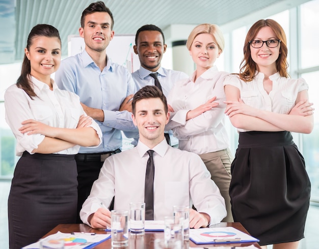 Líder de equipe bem sucedida com sua equipe na sala de reuniões.