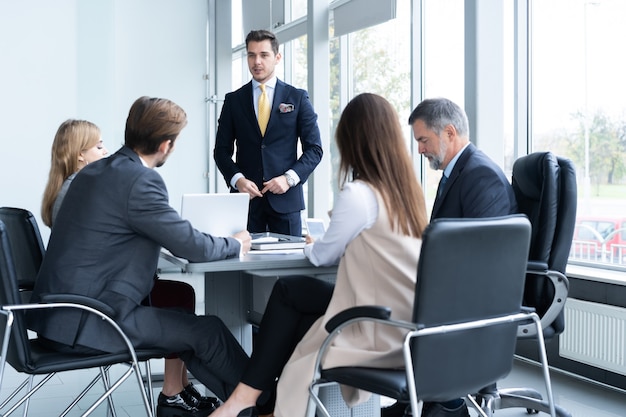 Foto líder de equipe e proprietário de negócios bem-sucedidos, conduzindo reuniões de negócios internas informais