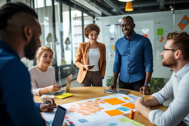 líder de equipe focado apresentando plano de marketing para colegas de trabalho multirraciais interessados