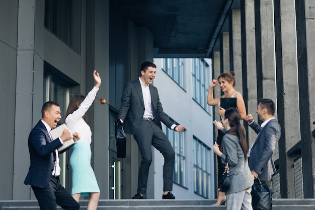 Líder de equipe motivado, explicando a estratégia de desenvolvimento da empresa para jovens colegas sorridentes. Empresários multirraciais felizes gostando de trabalhar juntos. Grupo Interétnico de Empresários