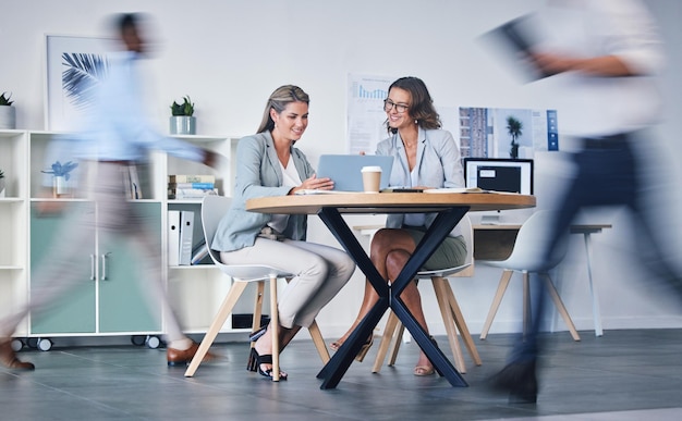 Líder de gerente e estratégia de planejamento de funcionários no laptop em um escritório de trabalho com aplicativo da web Mulheres corporativas fazendo pesquisas de negócios com a web ou internet enquanto lêem e-mail na tecnologia da empresa