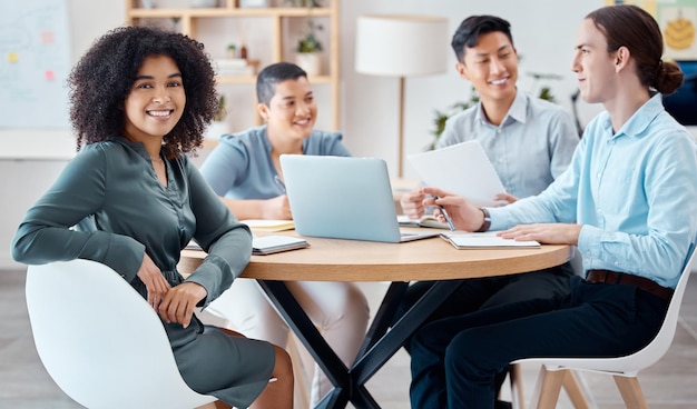 Líder de reunião e mulher com equipe em um escritório trabalhando em marketing criativo e planejamento digital Inovação no trabalho em equipe e diversos colegas compartilhando visão de estratégia e objetivo para progect online