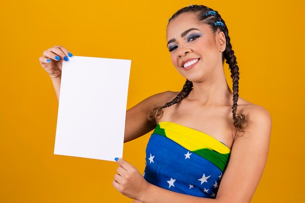 Líder de torcida afro brasileira segurando um cartaz em branco com espaço livre para texto