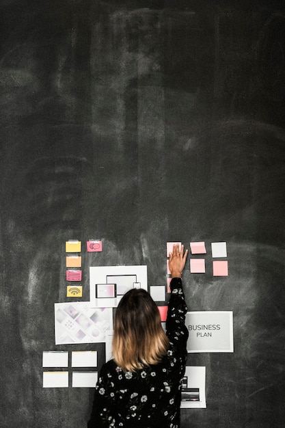 Líder em uma startup de brainstorming usando um quadro-negro