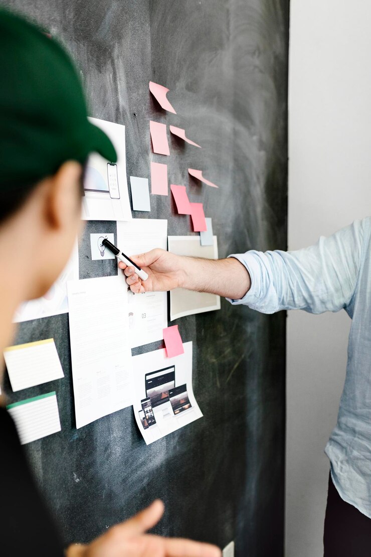 Foto líder em uma startup de brainstorming usando um quadro-negro