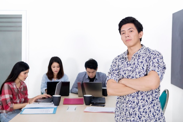 Líder empresarial masculino parado frente a su equipo