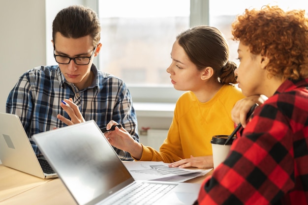 La líder del equipo femenino enfocado discute las estadísticas financieras y la reunión de negocios con socios