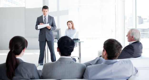 Un líder de equipo hablando con sus colegas