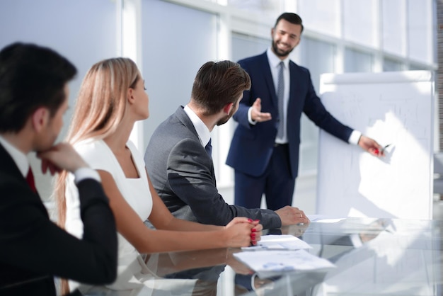 Líder de equipo informando sobre el trabajo explicando el resultado en el rotafolio