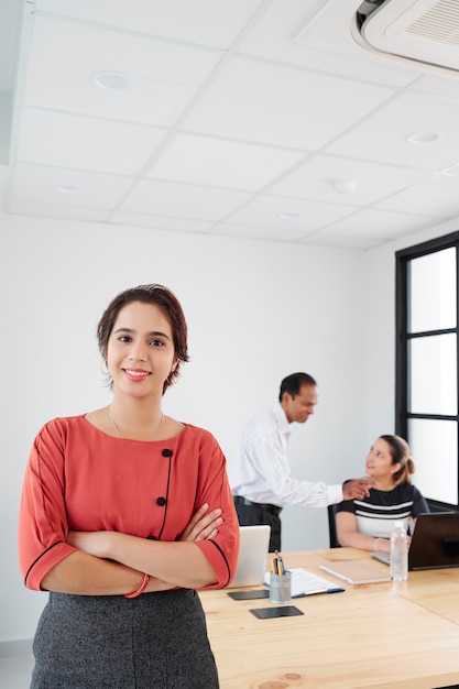 Líder femenina trabajando con empleados