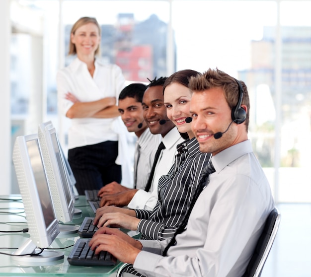 Líder feminino alegre líder da equipe em um call center