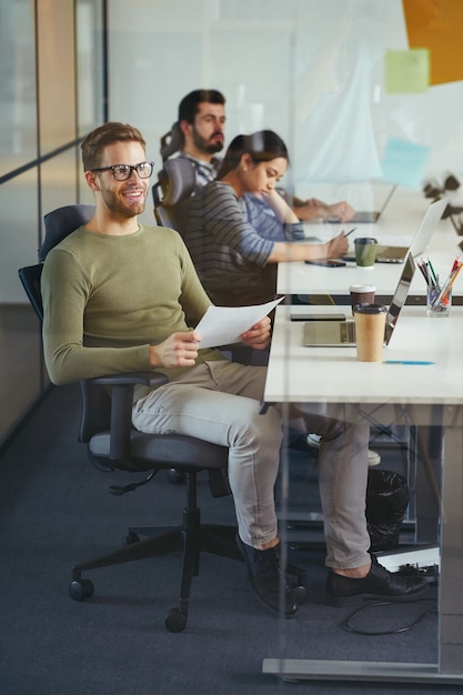 Líder de grupo entusiasta que se siente bien con un proyecto de equipo