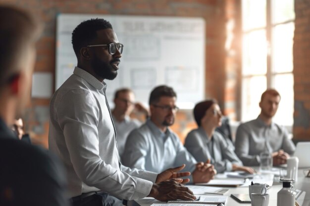 Foto el líder masculino en una reunión le dice información importante al equipo