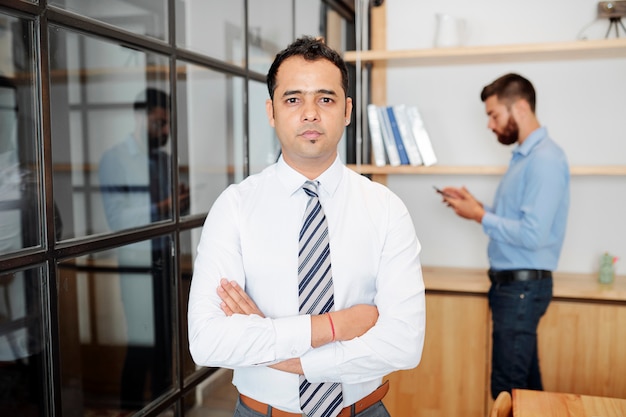 Líder masculino, trabalhando no escritório