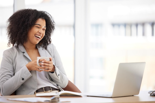 Líder de negocios de mujer negra y computadora portátil para videollamadas, café y conversación para planificar una reunión en línea o feliz en el escritorio Dispositivo digital de liderazgo y bebida caliente con orgullo sonriente o hablando