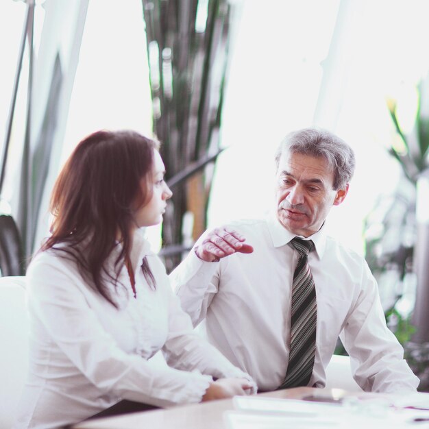 Líder de proyecto hablando con el equipo empresarial en el lugar de trabajo