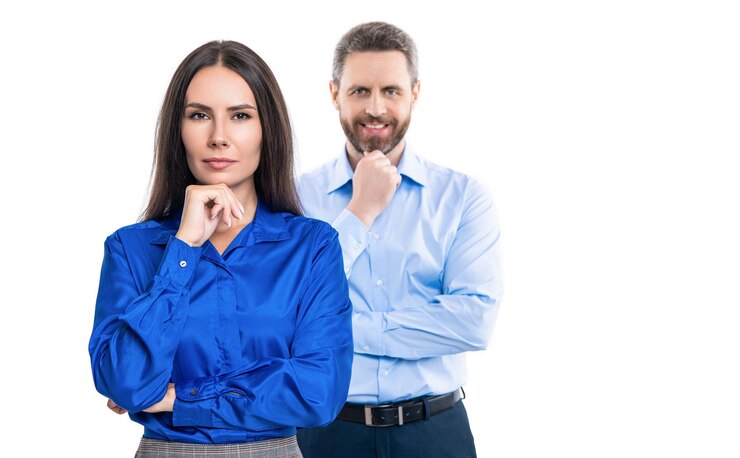 Foto líder representando liderança empresários bem sucedidos empresários isolados em branco dois colegas no escritório empresários com colegas de trabalho liderança de negócios e sucesso apoio de negócios