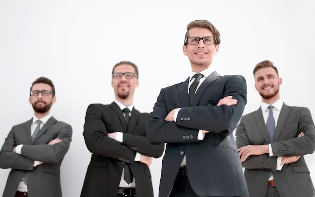 El líder y su equipo de negocios están aislados en la luz.