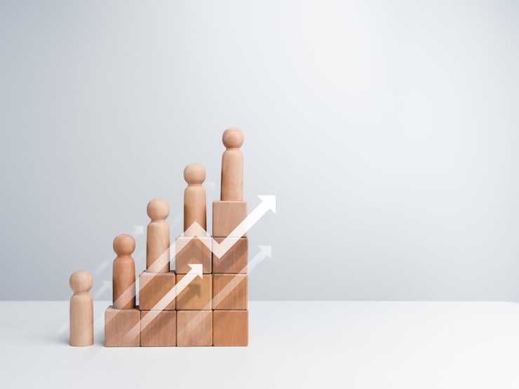 Foto liderança com conceito de sucesso empresarial. modernas subindo setas e figuras de madeira em pé em etapas de gráfico de gráfico de crescimento organizadas por blocos de cubos de madeira isolados no fundo branco com espaço de cópia.
